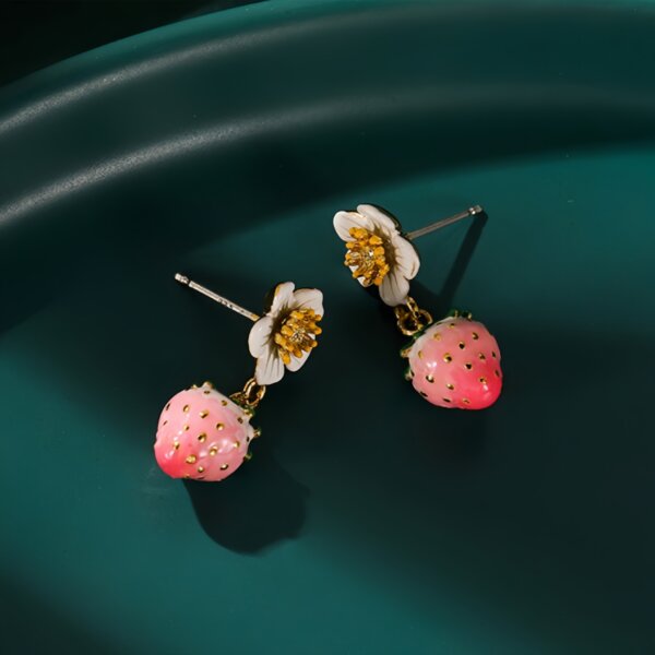 浪漫唯美白草莓手繪琺瑯耳環